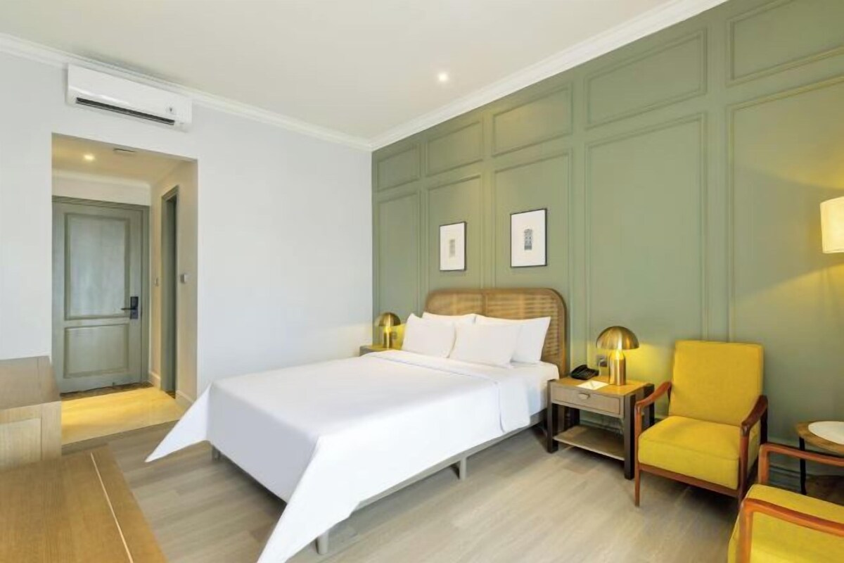 Minibar, desk, free WiFi, bed sheets