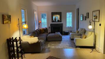 Smart TV, fireplace, books, music library