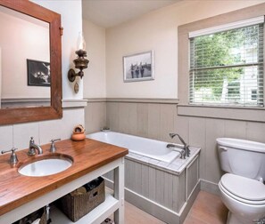 Combined shower/tub, towels, soap, shampoo