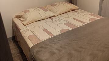 1 chambre, fer et planche à repasser, lit de bébé portatif