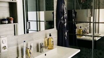 Douche, sĂšche-cheveux, serviettes fournies, papier toilette