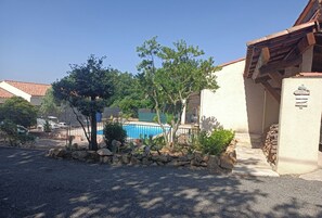 A residential area with a swimming pool, a stone pathway, and a cactus garden. - QUIET... AM WASSER Studio for 4 Travelers (Vidauban)