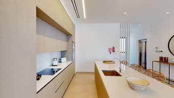 Køleskab, mikrobølgeovn, ovn, kogeplade