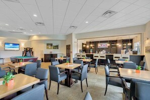 Dining - Encantada - 4 bed 3 bath lakefront corner house (Kissimmee)