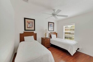 4 bedrooms, desk, iron/ironing board, travel crib - Encantada - 4 bed 3 bath lakefront corner house (Kissimmee)