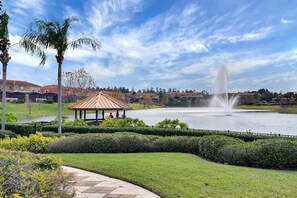 Property grounds - Encantada - 4 bed 3 bath lakefront corner house (Kissimmee)