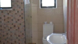 وحدات دش مع أحواض استحمام، مناشف