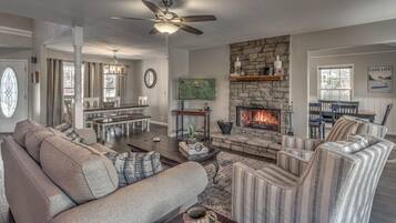 House, 4 Bedrooms | Living room