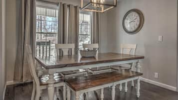 House, 4 Bedrooms | In-room dining