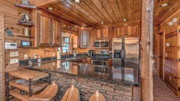 House, 3 Bedrooms | Private kitchen