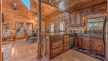 House, 3 Bedrooms | Private kitchen