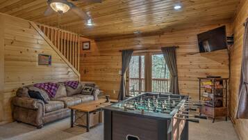 House, 3 Bedrooms | Living room | 43-inch TV with digital channels