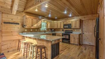 House, 3 Bedrooms | Private kitchen