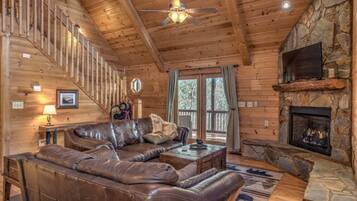 House, 3 Bedrooms | Living room | 43-inch TV with digital channels