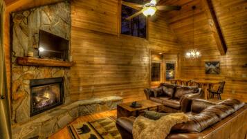 House, 3 Bedrooms | Living room | 43-inch TV with digital channels