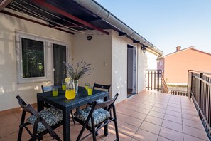 Outdoor dining - Apartment 2142/49916 (Istria - Peroj), 1000m from the beach (Peroj)