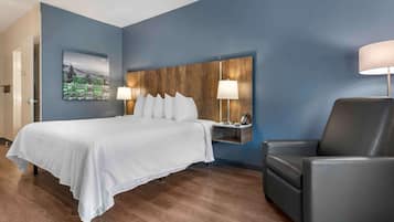 Standard Studio, 1 King Bed, Non Smoking, Refrigerator & Microwave | Laptop workspace, iron/ironing board, bed sheets