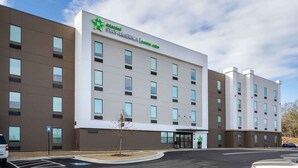 Stay America Premier Suites -hotelli, jossa on moderni julkisivu, useita ikkunoita ja pysäköintialue.