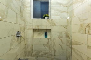 Combined shower/tub, towels - Homes By Della - Kilimani (Nairobi)