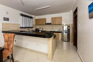 Full-sized fridge, microwave, oven, stovetop - Homes By Della - Kilimani (Nairobi)