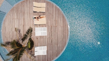 Εξωτερική πισίνα, ξαπλώστρες