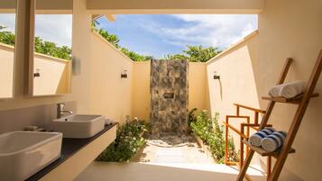 Chambre Supérieure (Beach Bungalow) | Salle de bain | Douche, douche à « effet pluie », sÚche-cheveux, peignoirs