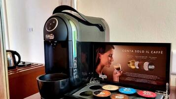 Eine Kaffeemaschine mit einem Kaffee-Pod-Halter für verschiedene Kaffeekapseln.