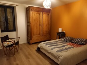 5 habitaciones, escritorio y tabla de planchar con plancha 
