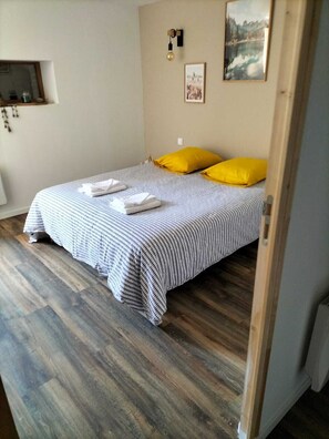 5 habitaciones, escritorio y tabla de planchar con plancha