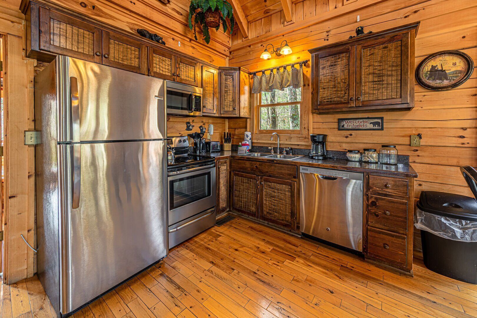 ⛰Quiet Cabin with Hot Tub, Pool Table, Jacuzzis, Bunkroom and More! ⭐️