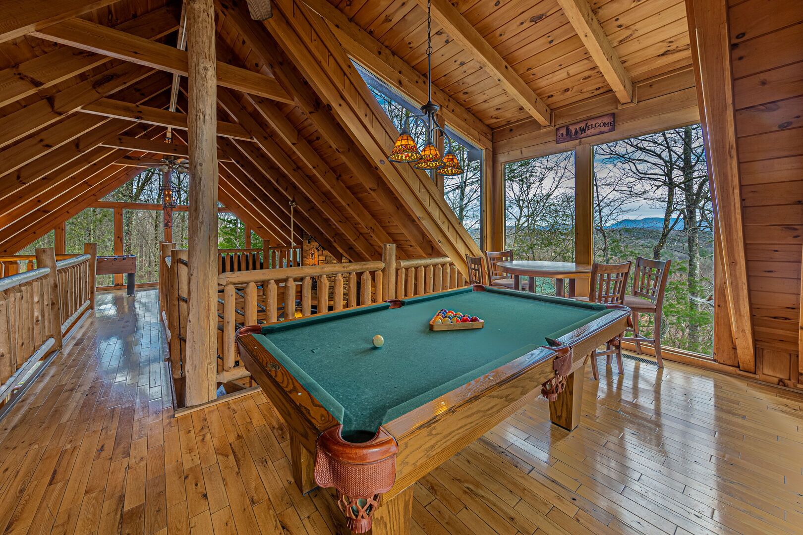 ⛰Quiet Cabin with Hot Tub, Pool Table, Jacuzzis, Bunkroom and More! ⭐️