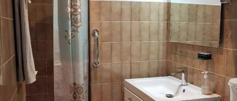 تجهيزات دش، مجففات شعر، مناشف، صابون