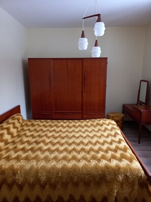 2 chambres, fer et planche à repasser, lit parapluie