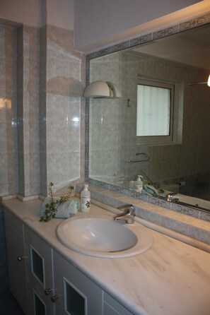 Bathtub - PARK VIEW APARTMENT (Marousi)