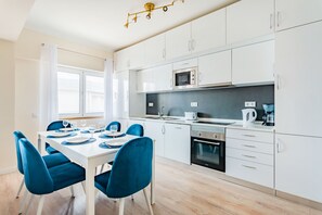 Apartment, 3 Bedrooms | Living area | 50-cm flat-screen TV with cable channels, TV - Oeiras Spacious and Modern Flat (Oeiras)