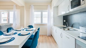 Leilighet, 3 soverom | Eget kjøkken | Kaffetrakter/tekoker, kjøleskap, mikrobølgeovn og ovn