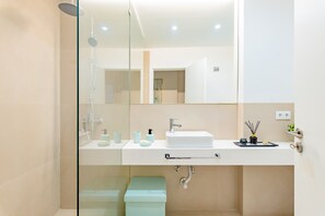 Apartment, 3 Bedrooms | Bathroom - Oeiras Spacious and Modern Flat (Oeiras)