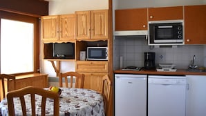 Private kitchen - Apartment with panoramic view - 2 guests (Font-Romeu-Odeillo-Via)