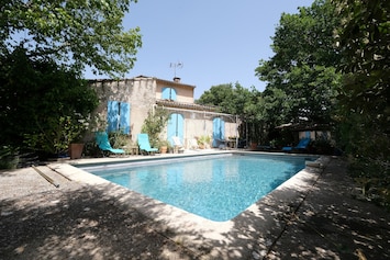 OPPÈDE holiday rental, comfortable house for rent with terrace for 6 people. Online reservation with Plaisirs & Maisons de Provence