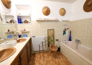 Kombination af bruser/badekar, hårtørrer, håndklæder