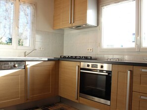 Kühlschrank, Mikrowelle, Ofen, Geschirrspüler