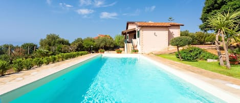 Casa Standard, 3 camere da letto, 2 bagni, lato montagna (Villa Milizie) | Piscina | Piscina stagionale all'aperto