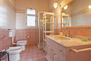 Standard-Haus, Mehrere Schlafzimmer, 2 Bäder, Bergseite (Villa Milizie) | Badezimmer