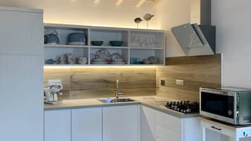 Frigorifero, microonde, forno, piano cottura