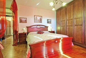 4 chambres, coffres-forts dans les chambres, bureau