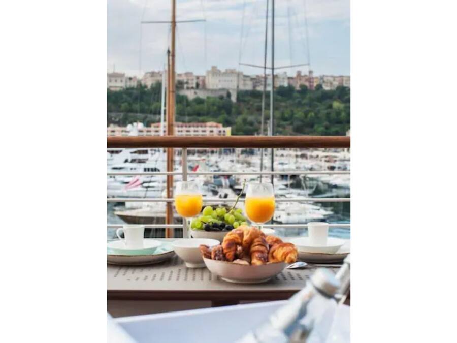 Daily continental breakfast (EUR 20 per person)