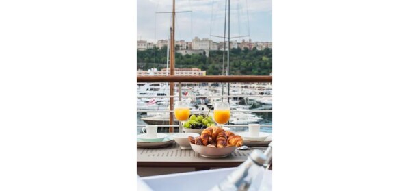 Daily continental breakfast (EUR 20 per person)