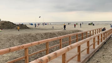 In Strandnähe, Liegestühle, Strandtücher