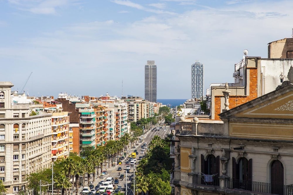Walking distance to the city center and the beach! Well connected!