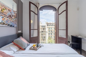 6 quartos, escrivaninha, ferros/tábuas de passar roupa, berço de viagem